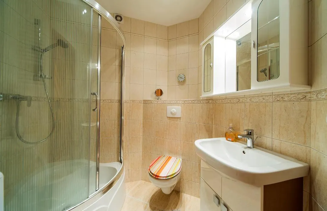 Żółty Apartament Sun Seasons 24 w Karpaczu z Balkonem by Noclegi Renters-1