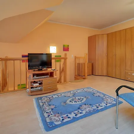 Żółty Apartament Sun Seasons 24 w Karpaczu z Balkonem by Noclegi Renters-2