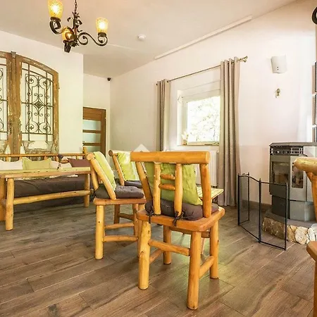 Gorski Widok Karpacz Apartamenty i Pokoje- Salon Kominkowy-2