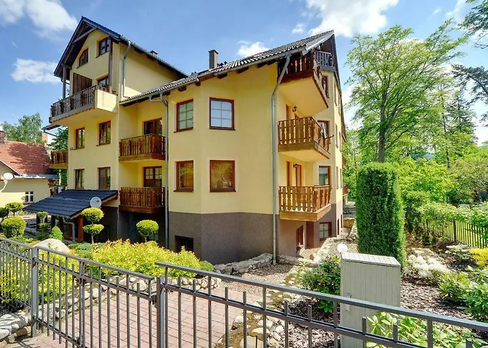 Żółty Apartament Sun Seasons 24 w Karpaczu z Balkonem by Noclegi Renters